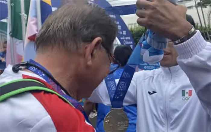 Marchista Doctor comparte medalla a su entrenador 1 ENTRENADOR