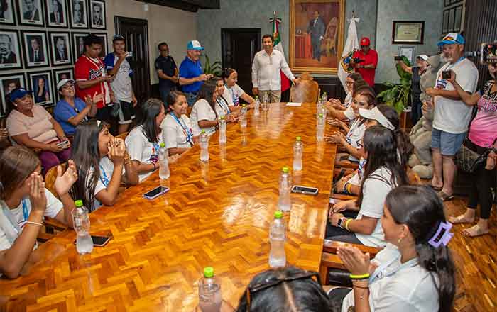 Mario López felicita a equipo de softbol campeón del CBTIS 135 1 MATAMOROS 7
