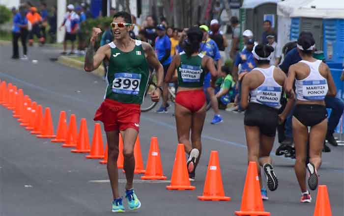 Marchista Doctor comparte medalla a su entrenador 2 NOEL CHAMA