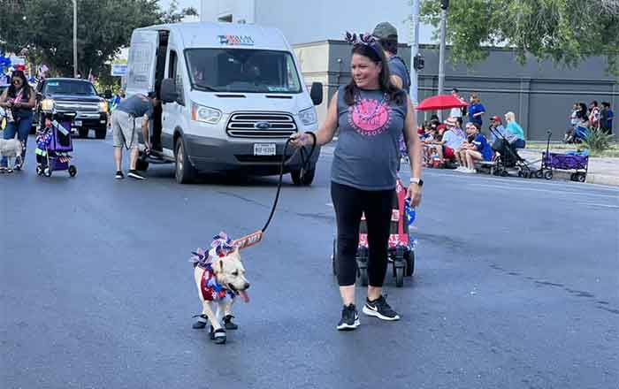 Participan mascotas en tradicional desfile del 4 de julio en McAllen 2 PERRO 3