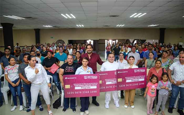 Entrega Carlos Peña tarjetas de becas de posgrado 1 becas 2 1