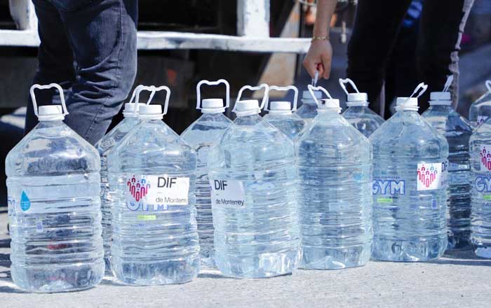 Reparte agua DIF Monterrey en comunidades más necesitadas 1 ds