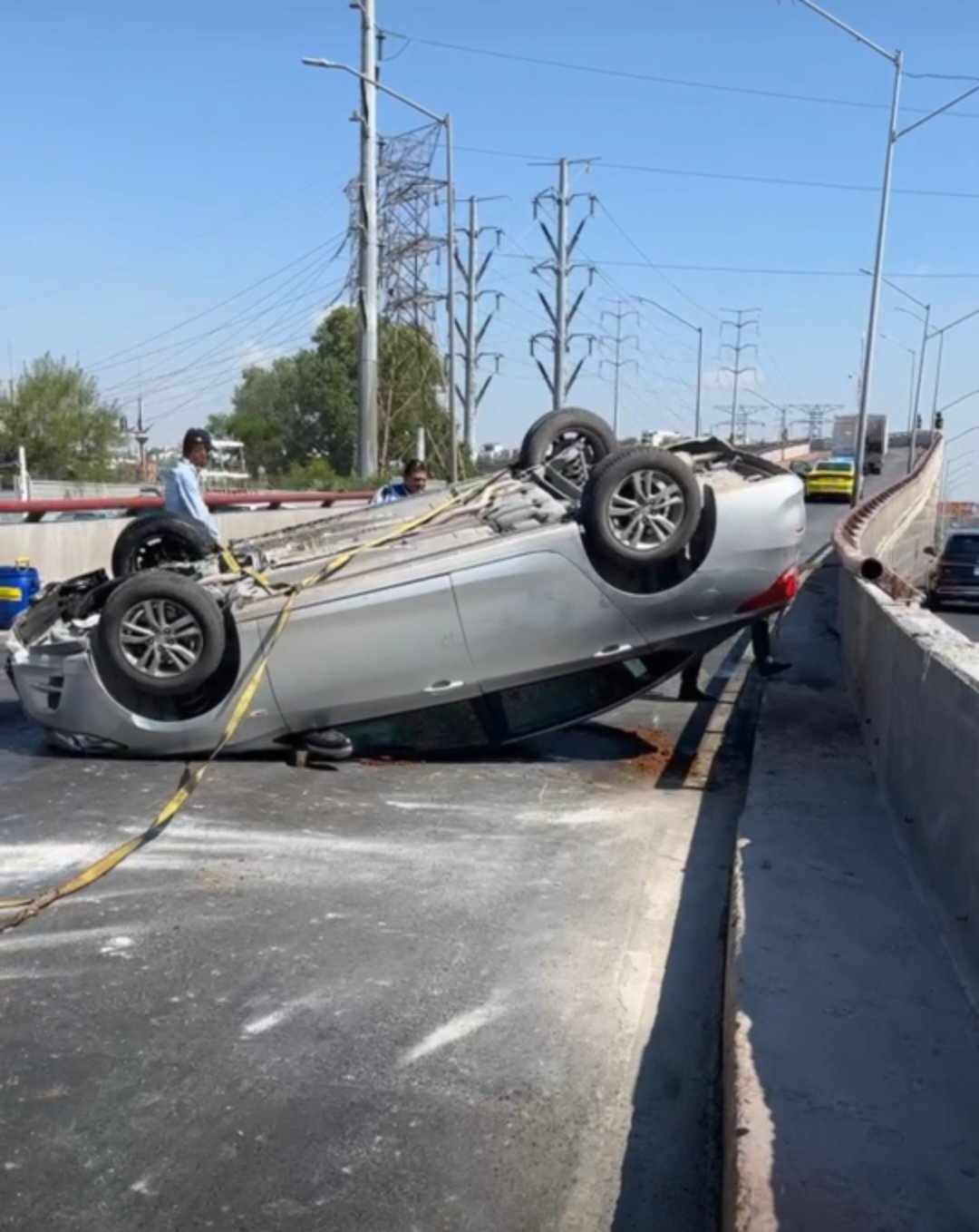Volcadura en Garza Sada provoca caos vial 1 365861049 6590372774352584 8299589152170920025 n
