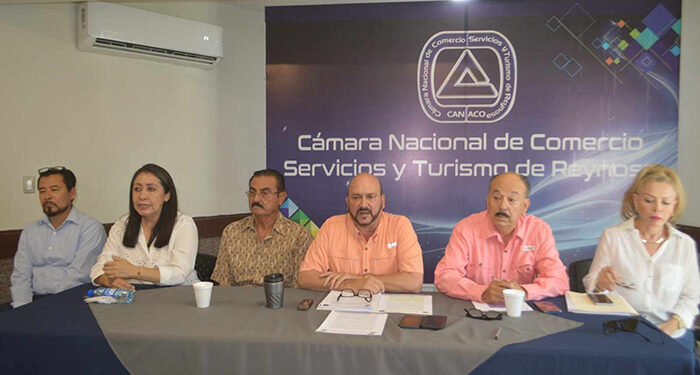 Ratifican comerciantes a Gildardo López como su presidente