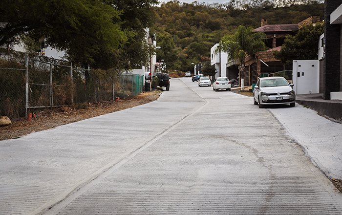Hacen equipo gobierno de Santiago y vecinos para pavimentar calle 1 8M8A0012