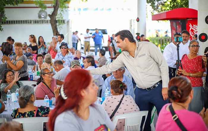 Carlos Peña y el DIF festejan en grande a 'abuelitos' de Reynosa 1 ALCALDE 2 15