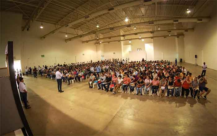 Entregará Carlos Peña tarjetas de becas a universitarios 1 BECAS 2