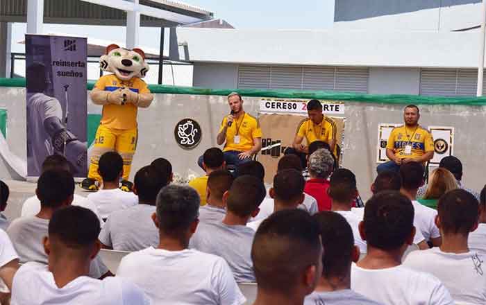 Jugadores de Tigres enseñan a no fallar penales en el Cereso 1 CEREZO UANL 2
