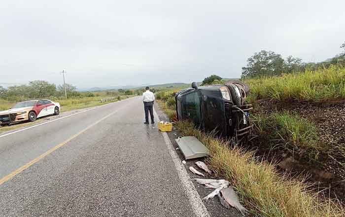 Viajeros derrapan en carretera federal Villa Aldama-Soto la Marina 1 CHOQUE 2 1