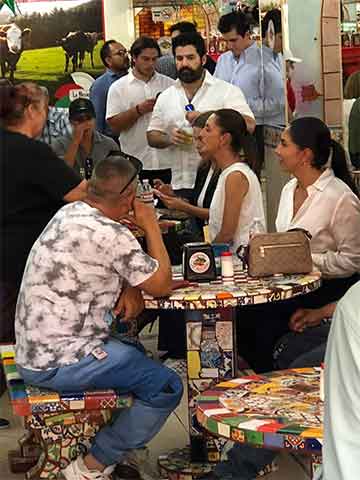 ‘Dos de frijol y dos de carnitas’, pide Claudia 1 CLAUDIA 2