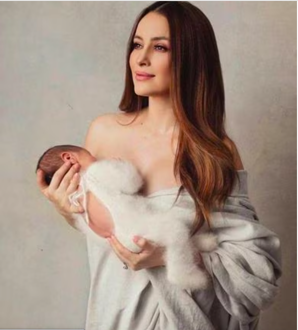 Critican a Bisogno y Sola por comentarios sobre foto de Cynthia Rodríguez 1 Cynthia Rodríguez aparece amamantando a su hijo León. Foto: @goga.photography