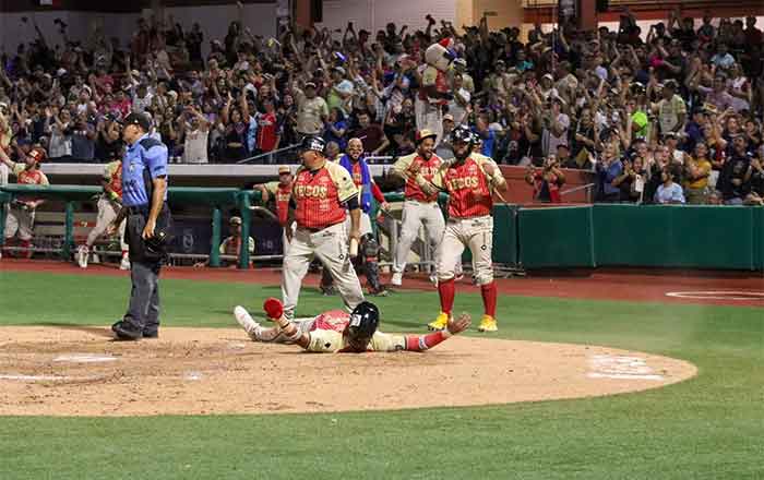 Los Dos Laredos festejan triunfo ante Sultanes; van por la final 3 DOS LAREDOS 4