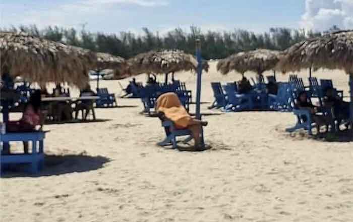 Mujer se niega a pagar por palapa en Miramar ¡y se la quitan! 1 PALAPA 2