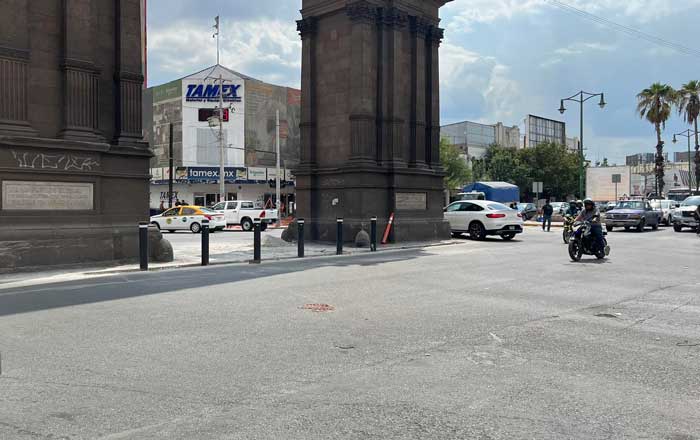 Complican vialidad al bloquear paso bajo el Arco de la Independencia 3 arc