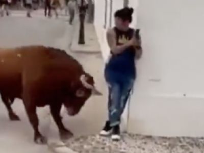 Mujer recibe cornada de toro mientras ella veía su celular 1 f400x300 790989 808149 5050