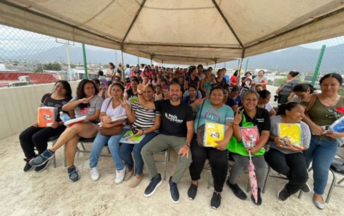 Entrega Raúl Lozano 2 mil 500 paquetes de útiles escolares 2 hl 11024213096