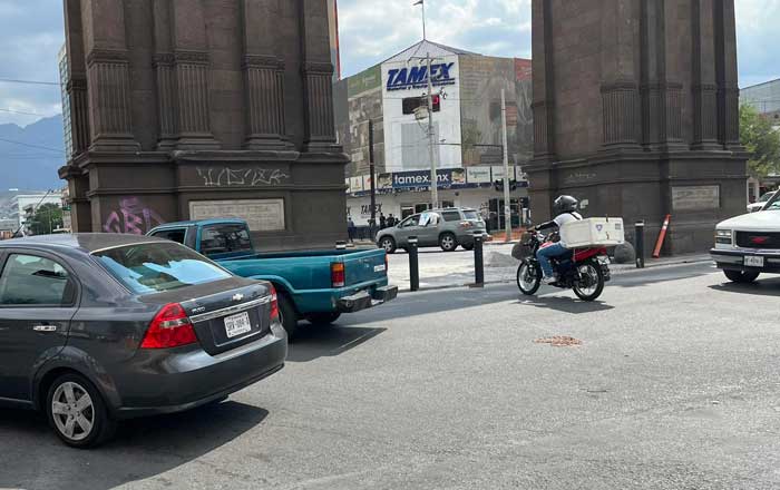 Complican vialidad al bloquear paso bajo el Arco de la Independencia 2 mo