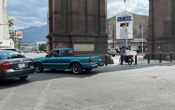 Complican vialidad al bloquear paso bajo el Arco de la Independencia 1 mt 2