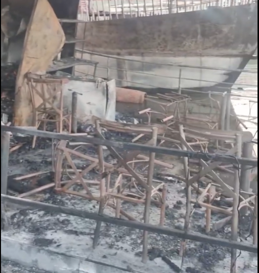 Ofrecen 100 mil pesos por incendiarios de barco en La Boca 2 371950374 621837173449829 2367876950966159783 n
