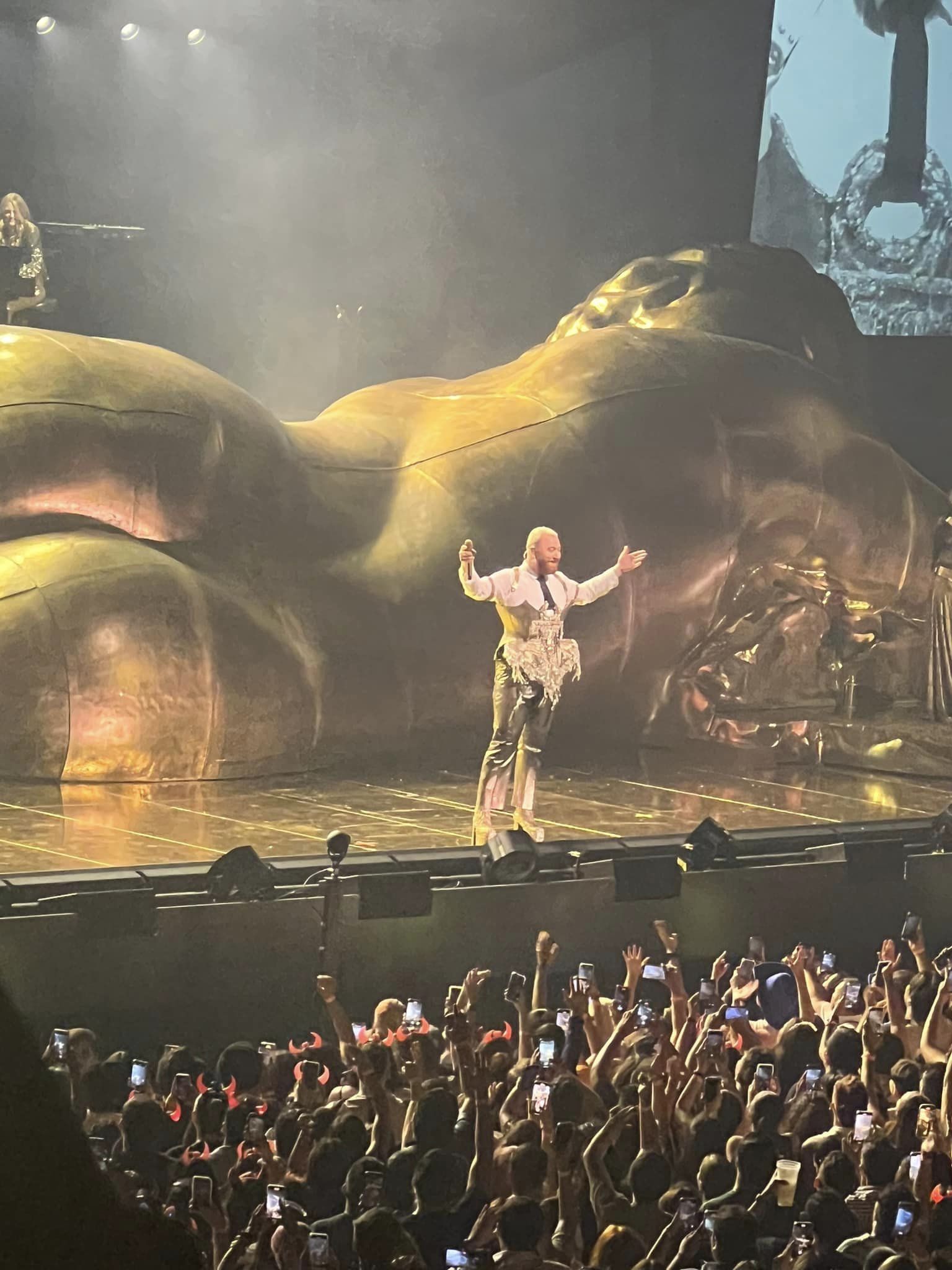 Sam Smith recibe avalancha de peluches del Dr. Simi en NL 1 378695333 10168383419110413 8671221863879672861 n