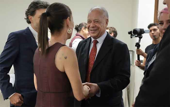Sonriente, muy sonriente, llega Claudia para escuchar resultado de encuesta 3 ANAYA