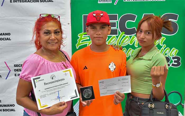 En Apodaca dan becas por excelencia académica 1 APODACA 3
