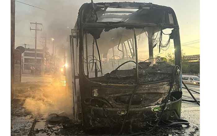 En Monterrey se incendian dos camiones de ruta 1 CAMION 2