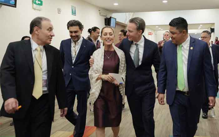 Sonriente, muy sonriente, llega Claudia para escuchar resultado de encuesta 1 CLAUDIA 2
