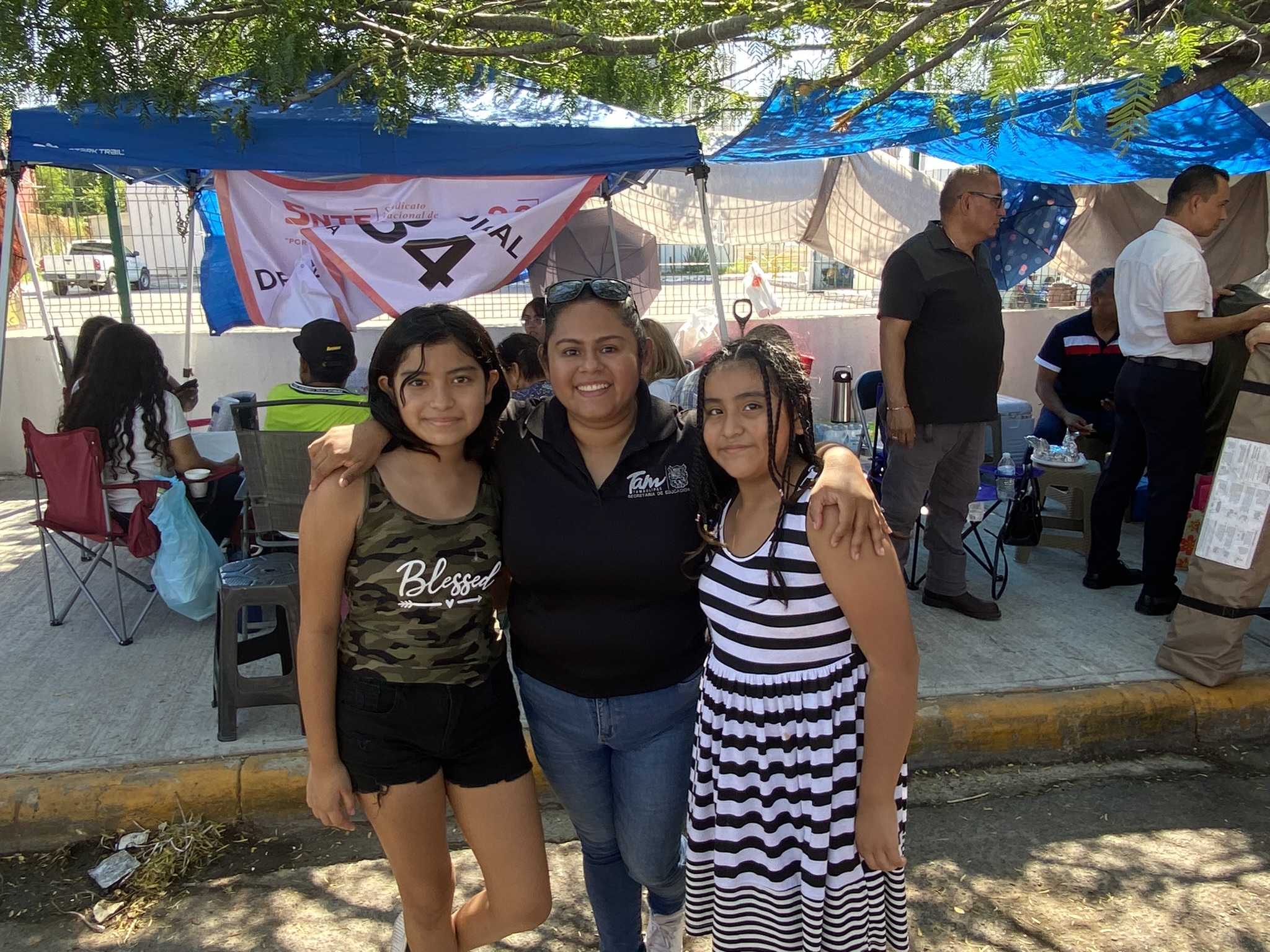 Padres de familia respaldan a maestros, les llevan agua y taquiza 4 IMG 2401