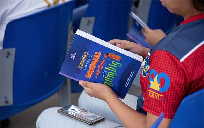 Presentan 'Cuentos para ganar un mundial o destruir a los zombis' 1 LIBRO