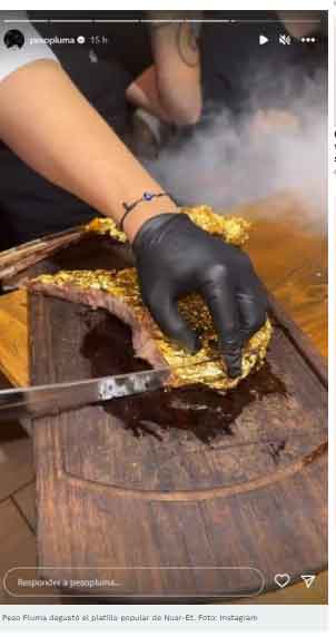 Peso Pluma 'come' oro en lujoso restaurante 1 ORO