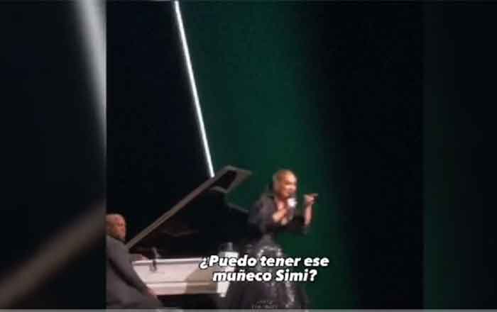 'Están increíbles los muñecos Simi': Adele 1 SIMI ADELE