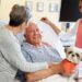 Pacientes con Alzheimer mejoran con terapia asistida con canes