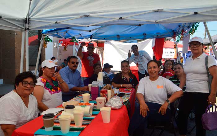Padres de familia respaldan a maestros, les llevan agua y taquiza 3 car 2