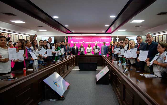 Firma Guadalupe convenio para otorgar becas a estudiantes 1 educ