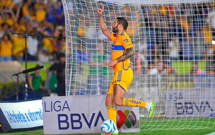 Tigres aplasta a Gallos Blancos 5-0 7 gignac