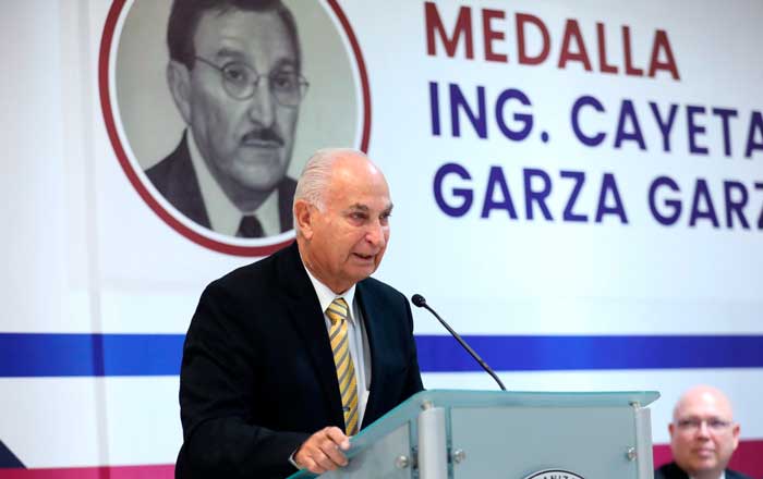 Otorgan Medalla 'Ing. Cayetano Garza Garza' a Don José Maiz 3 ing