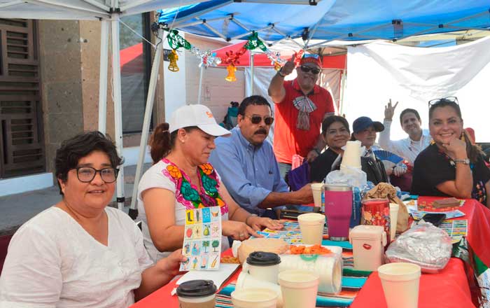 Padres de familia respaldan a maestros, les llevan agua y taquiza 5 lote