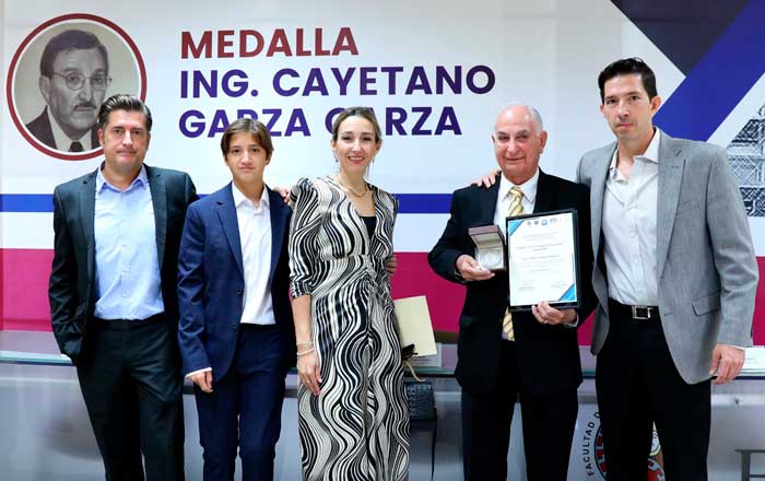 Otorgan Medalla 'Ing. Cayetano Garza Garza' a Don José Maiz 4 med