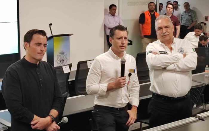 Van con tecnología por maleantes en Monterrey 1 plcs