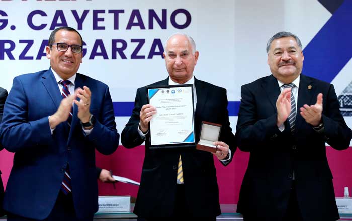 Otorgan Medalla 'Ing. Cayetano Garza Garza' a Don José Maiz 2 rec 2