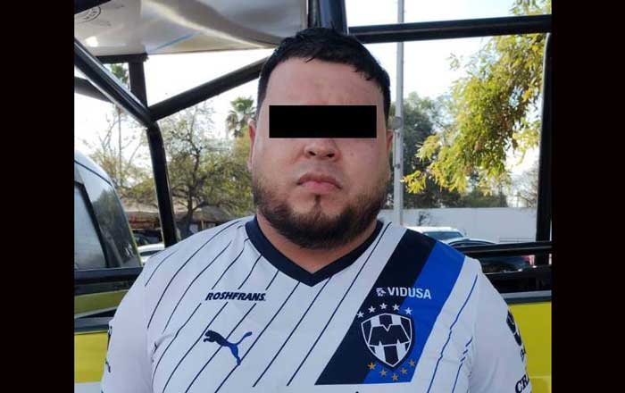 Presunto asaltante se delata por pasarse semáforos en rojo y tirar basura 2 vis