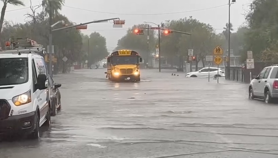 Lluvias causan encharcamientos en Brownsville, Texas 2 384562863 1322164952021534 3566287078585730886 n