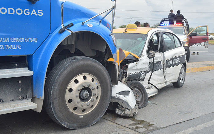 Taxista y policías heridos en choque 2 384844256 334609519223025 6474591123862439781 n