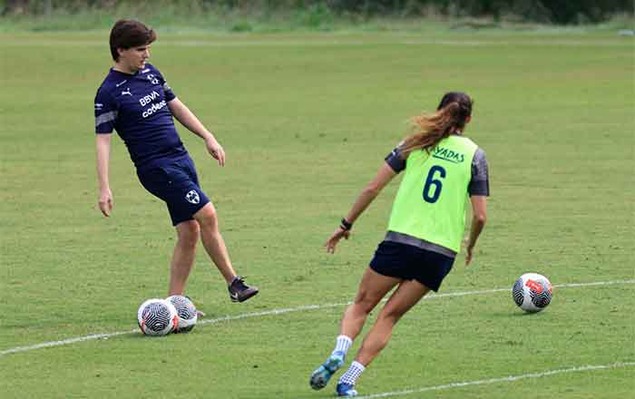 'Burky' se quedó después del entrenamiento a practicar definición 1 BURKY 2