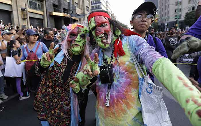 Zombies desfilan por calles de la CDMX 8 ZOMBIE 11