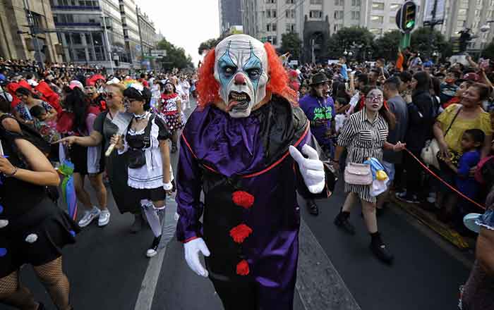 Zombies desfilan por calles de la CDMX 1 ZOMBIES 2