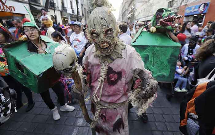 Zombies desfilan por calles de la CDMX 3 ZOMBIES 4