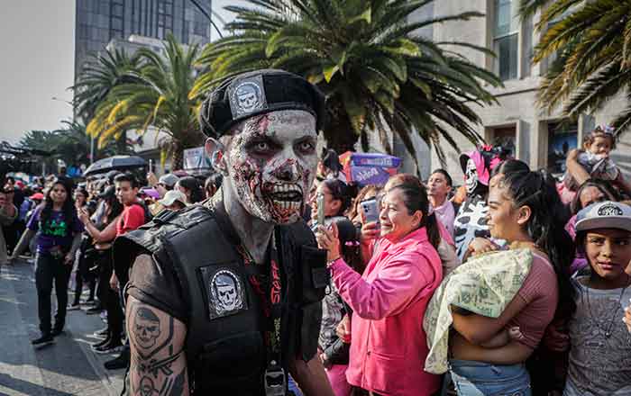 Zombies desfilan por calles de la CDMX 5 ZOMBIES 6