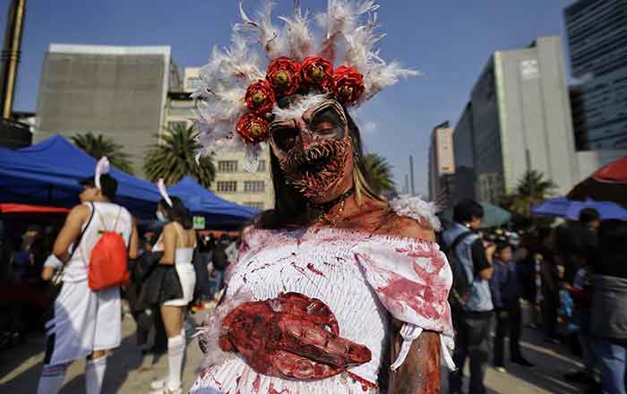 Zombies desfilan por calles de la CDMX 6 ZOMBIES 7